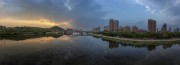 宽幅城市水岸的静谧黄昏城市风景图片