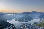 山水画卷中的宁静乡村风景图片素材