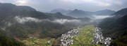 宽幅鸟瞰云雾缭绕的皖南多彩田园