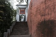 红墙黛瓦古韵悠长的石阶古道