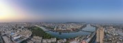 宽幅江河环绕城市天际线的黎明之光风景摄影
