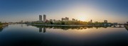 宽幅城市水岸的宁静日出全景摄影图片