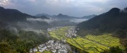 宽幅皖南油菜花田间的宁静村落风景