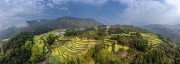 宽幅蓝天白云下的梯田油菜花海