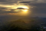 金色阳光洒满山峦