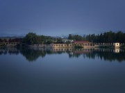 湖光山色下的静谧村庄
