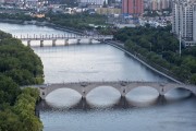 城市双桥碧水相映