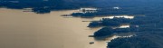 宽幅金色水面映衬湖中岛屿全景图