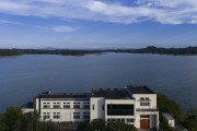 湖光山色间的静谧建筑风景图片素材