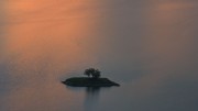 夕阳下的湖中绿洲