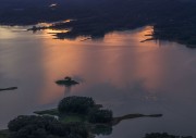 金色夕阳下的湖心岛屿摄影图片素材