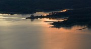 夕阳余晖点染金色湖面