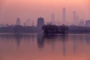 湖光塔影的城市晨曦