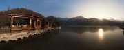 宽幅山水间的湖畔木屋日出