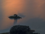 孤岛夕阳下的剪影