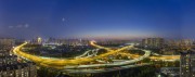 宽幅都市夜色下的立体交通