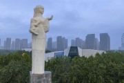 母爱雕塑下的城市剪影