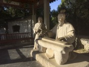 抚琴石雕侧照