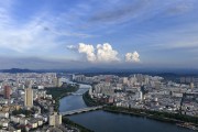 城市天际线下的河流