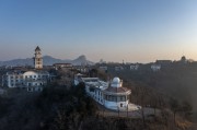 山间欧式建筑群风光