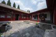 古建红门灰瓦天井