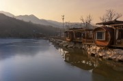 冰湖旁的圆形度假屋