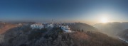 宽幅山林建筑晨光景色