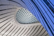 流线型玻璃幕墙建筑外观