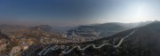 宽幅俯瞰山城蜿蜒公路全景