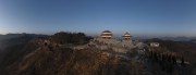 宽幅山顶古建筑群全景