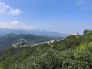 蓝天白云下的长城全景