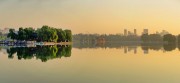 初秋城市湖景倒影图片