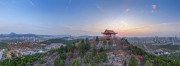 宽幅山顶红亭俯瞰城市全景