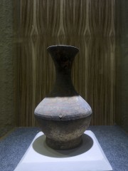 汉代褐陶彩绘瓶