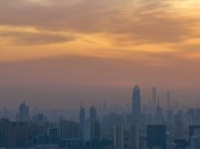 朝阳时的城市天际线