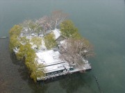 冬季湖中小岛雪景风景图片素材