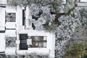 雪后庭院航拍图