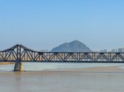 远山近桥江景图风景摄影图片