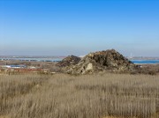 旷野远山与平静湖面