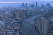 航拍河流穿城城市而过
