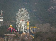 摩天轮与青山背景图