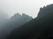 水墨山景雾气缭绕