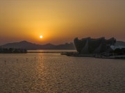 夕阳下的现代建筑与湖面