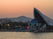 湖边奇幻建筑与落日余晖