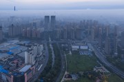 城市天际线与绿色空间