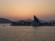 湖边日落现代建筑剪影