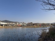 蓝天下的临水小镇风光