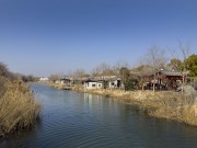 蓝天下古建群临水风光