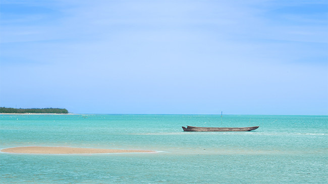 蓝天下蓝色海水风景图片