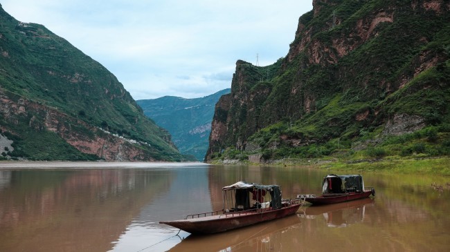 山间湖泊小船风景图片素材